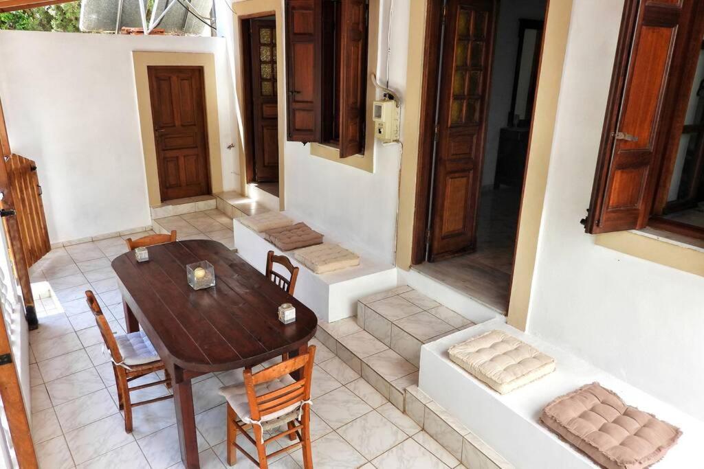 Traditional Villa Efterpi Chalki Town ภายนอก รูปภาพ